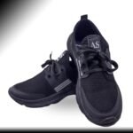 Men’s black lightweight running shoes with breathable mesh design and lace-up closure – perfect for daily wear and workouts.