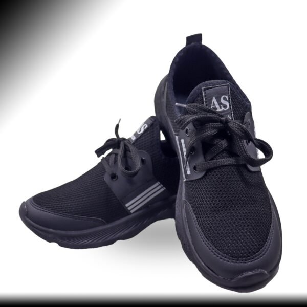 Men’s black lightweight running shoes with breathable mesh design and lace-up closure – perfect for daily wear and workouts.
